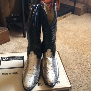 Dingo Black and Cream Heeled Boots